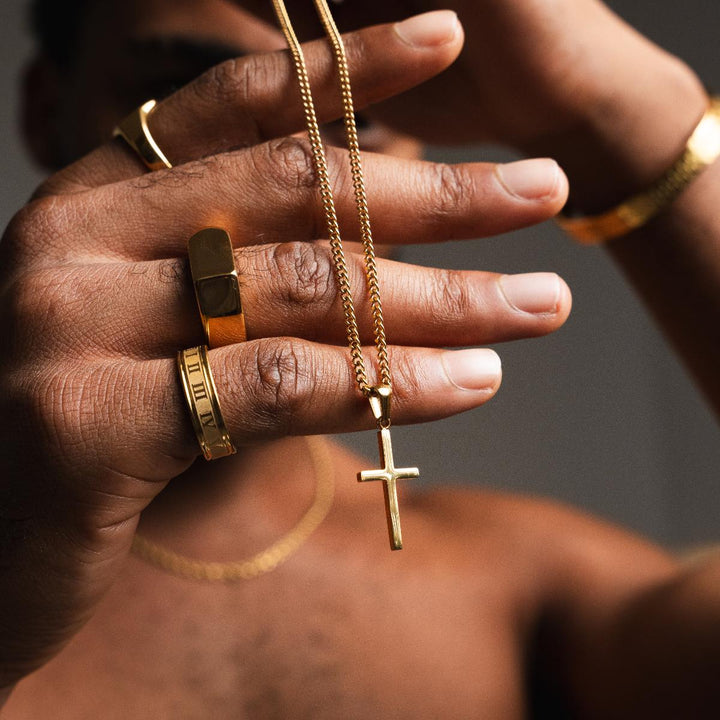 Goldenes Kreuz mit Kette