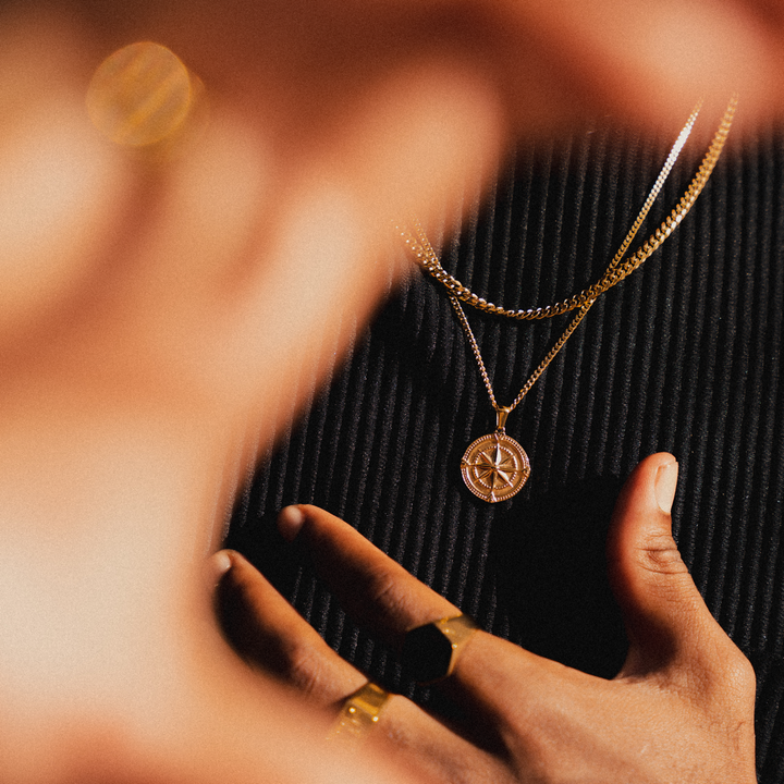 Goldene Halskette mit Kompassanhänger