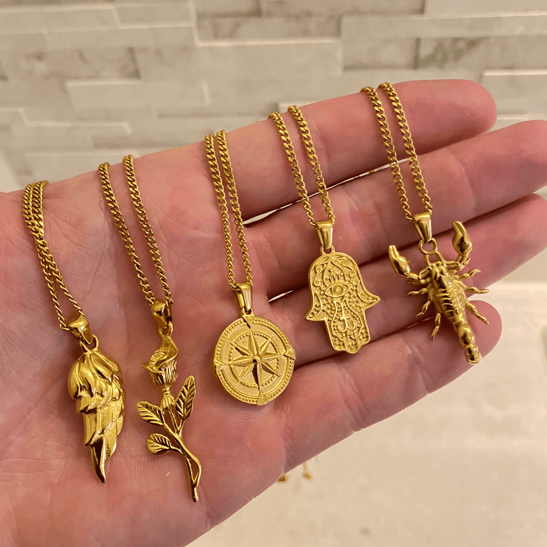 Goldene Halskette mit Federanhänger