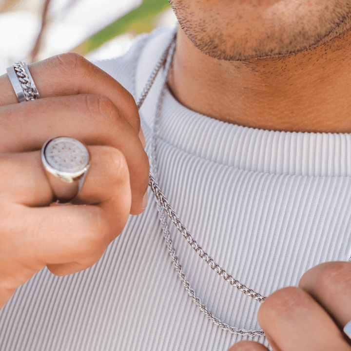 Silberne Kette mit Geflecht
