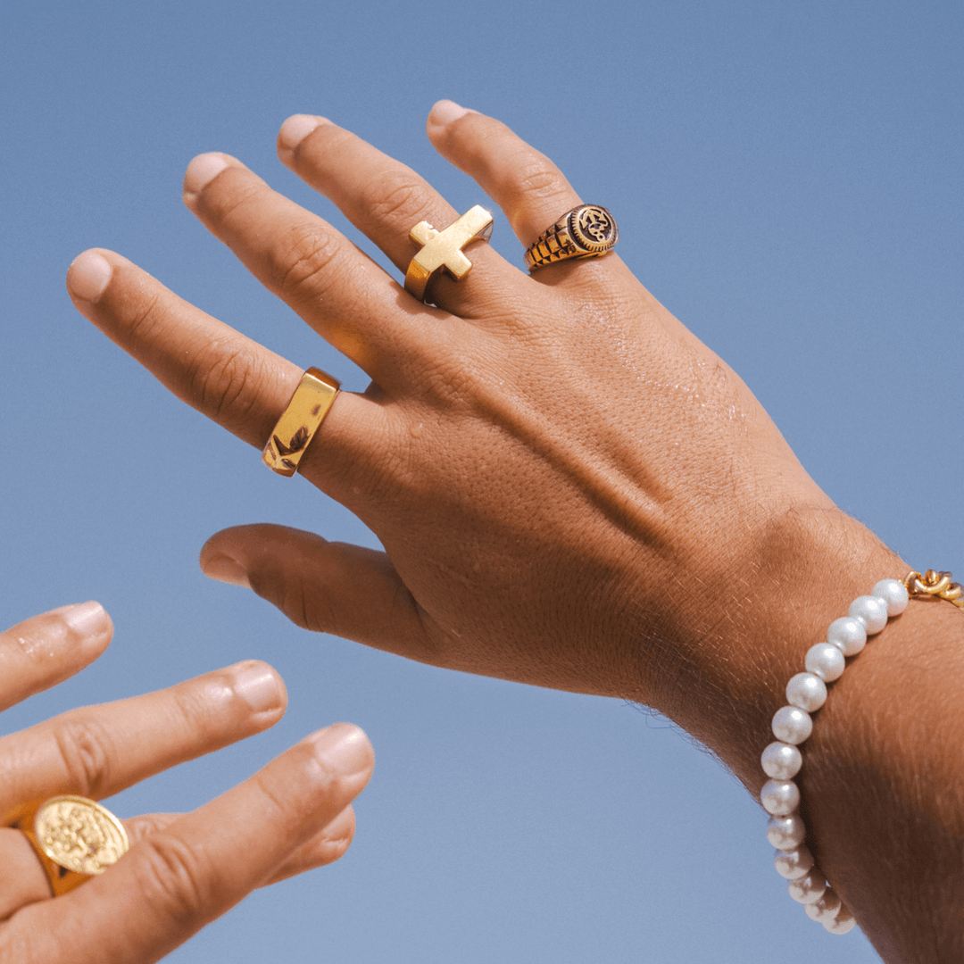 Goldring mit Kreuz