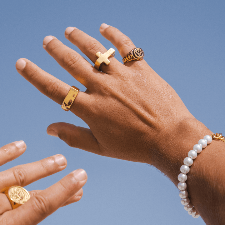 Goldring mit Kreuz
