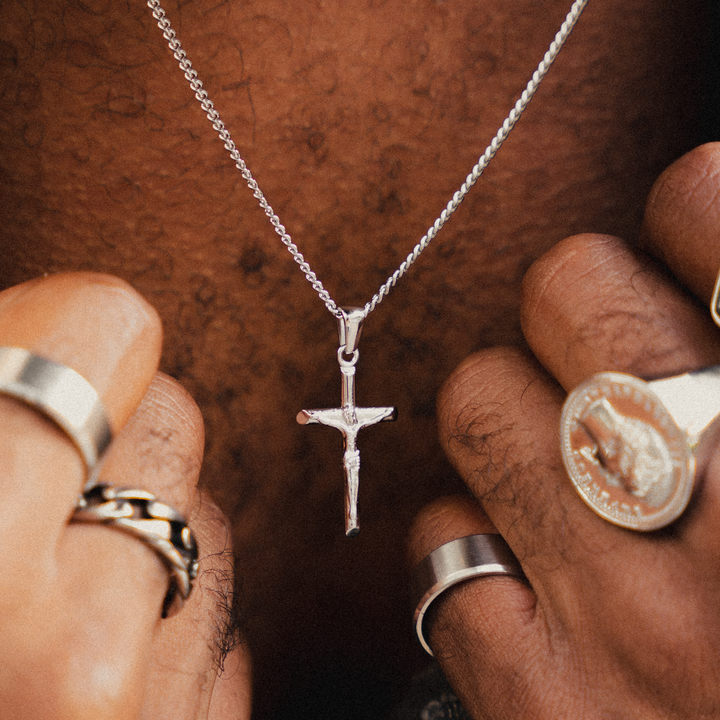 Silbernes Set mit Kreuz & Kette