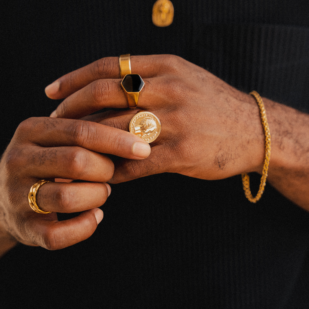 Goldenes Armband mit Geflecht