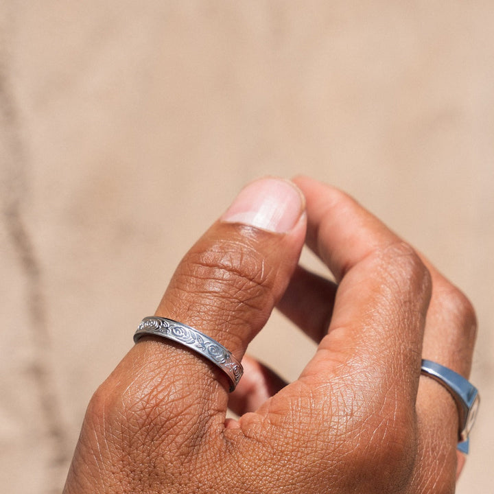 Silberner Ring mit Design
