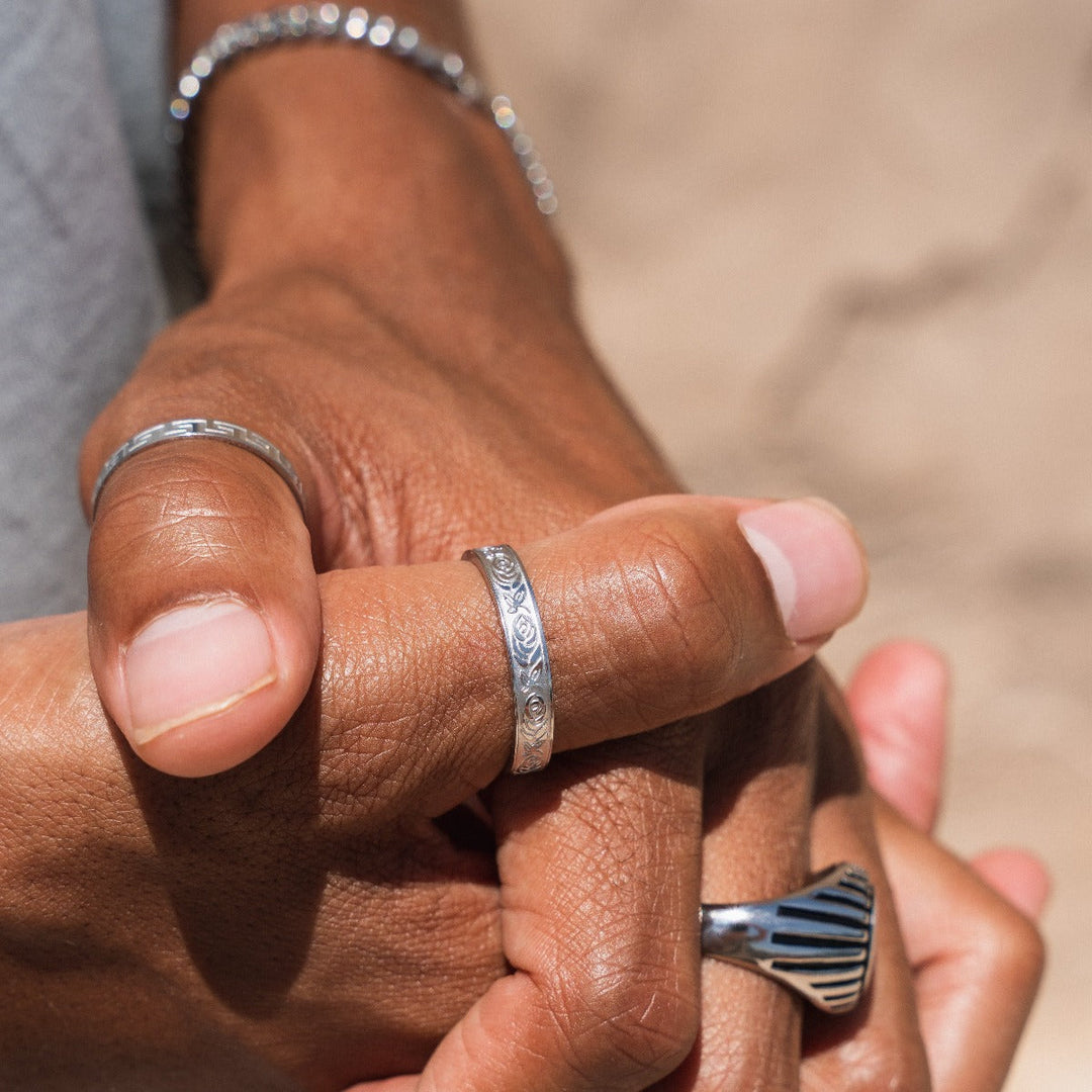 Silberner Ring mit Design