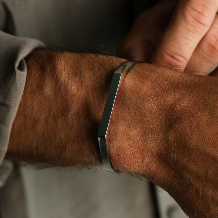 Silbernes Armband mit Stempel