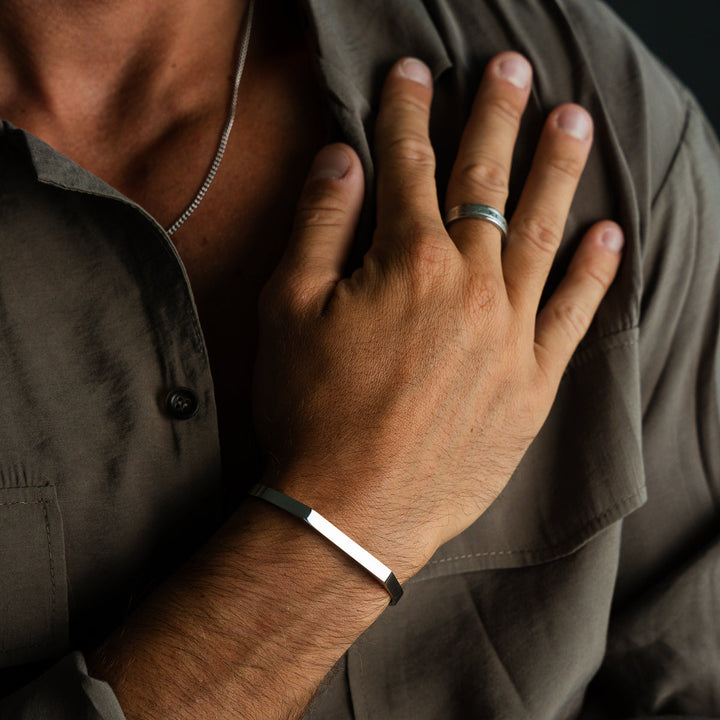 Silbernes Armband mit Stempel