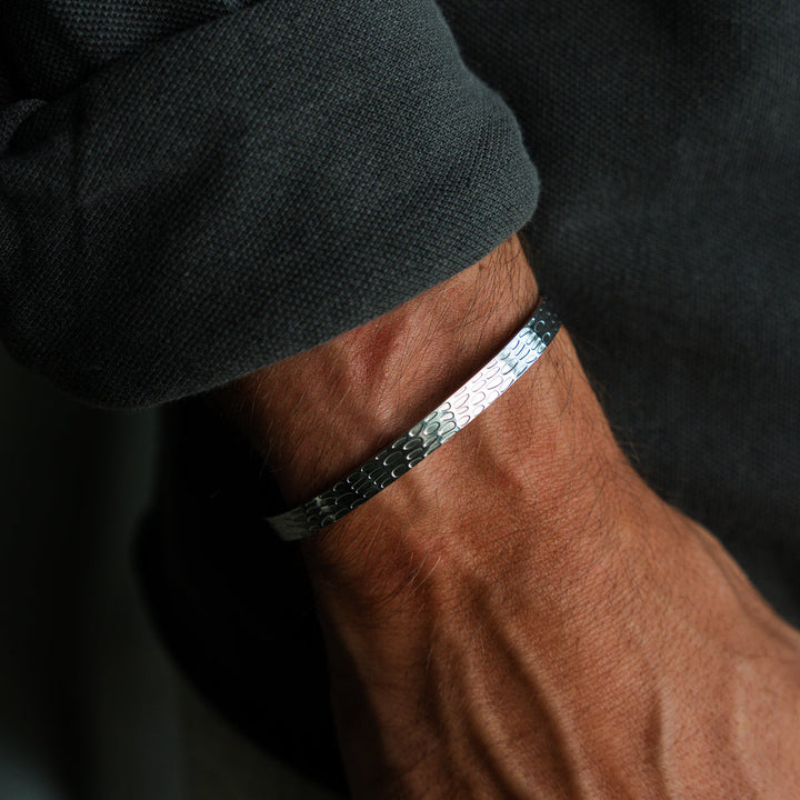 Silbernes Verstellbares Armband mit Struktur
