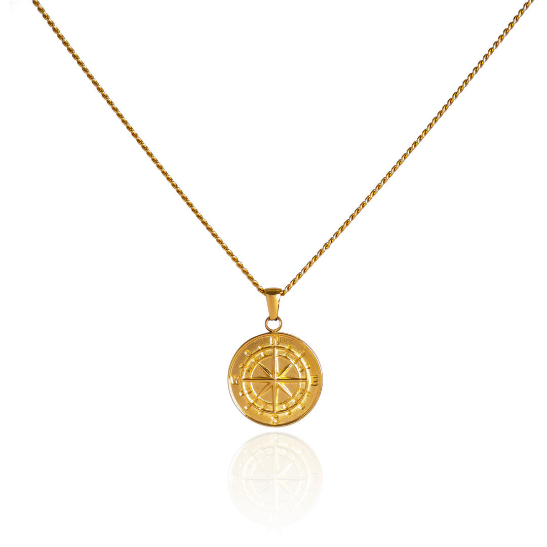 Goldene Halskette mit Kompassanhänger