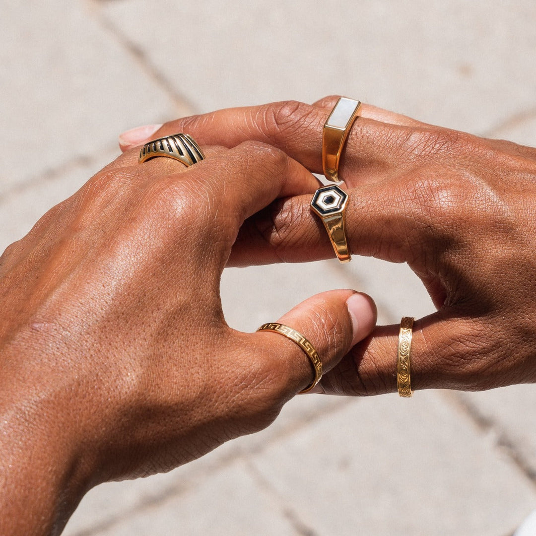 Goldring mit geometrischem Muster