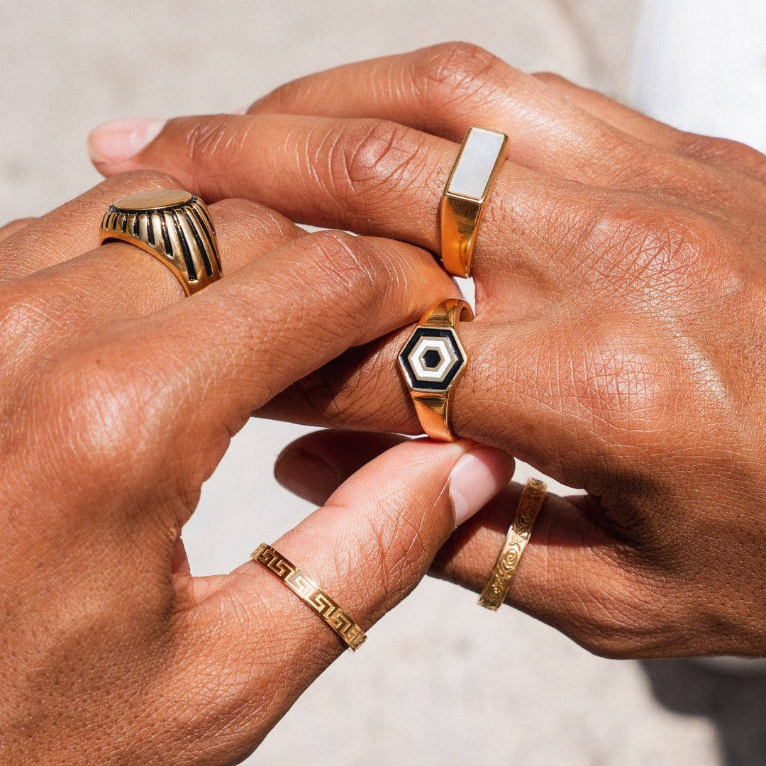 Goldring mit geometrischem Muster