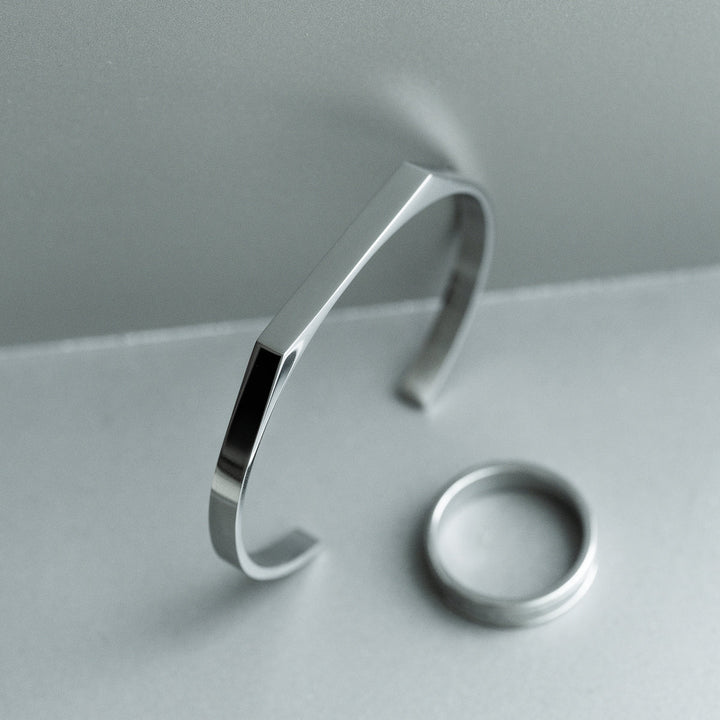 Silbernes Armband mit Stempel