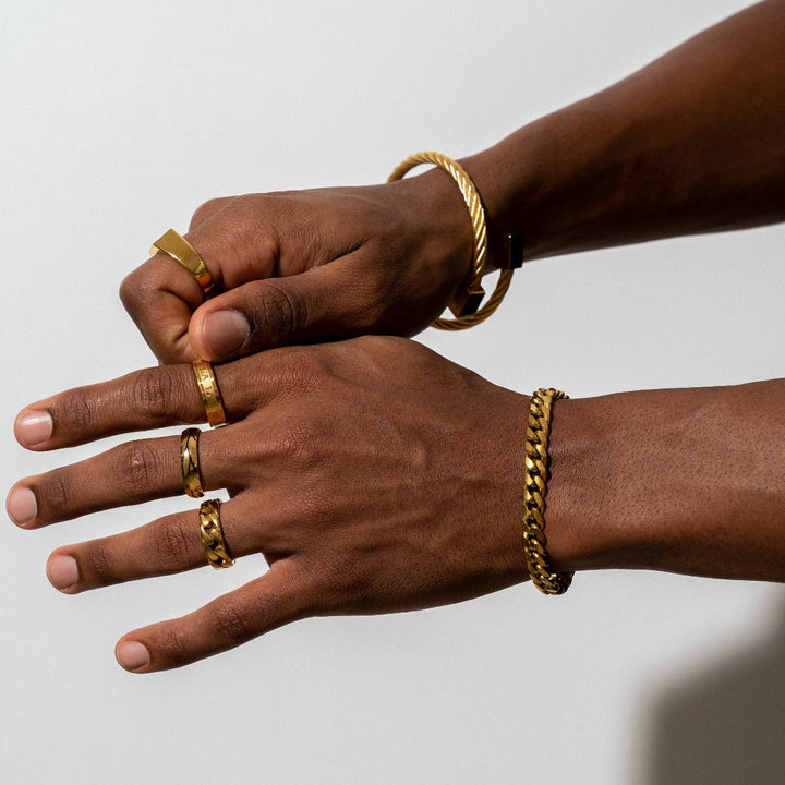 Goldene Kettenarmband