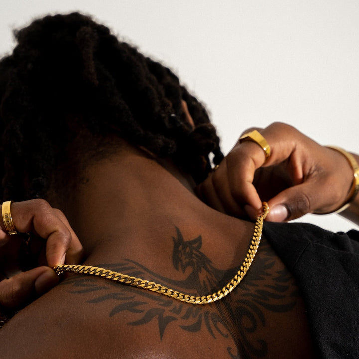 Goldene Curb-Kette