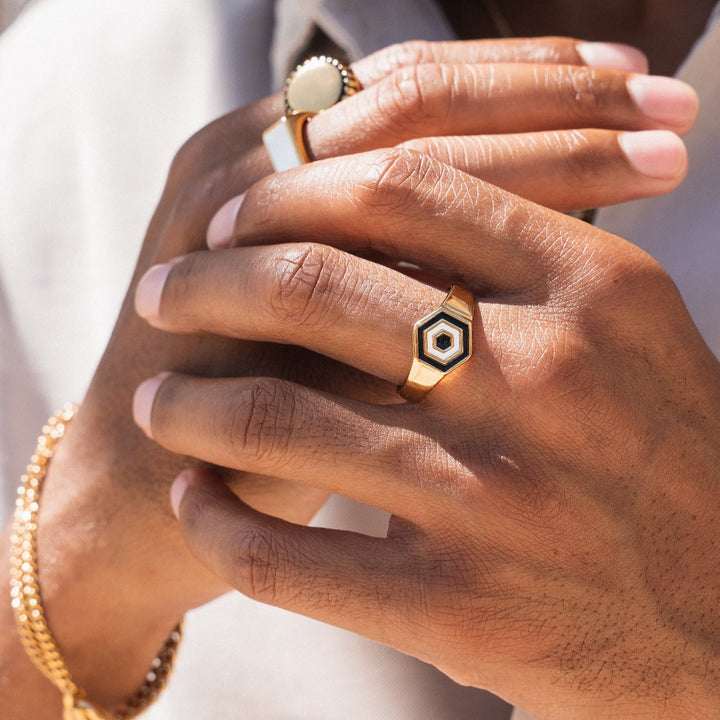 Goldring mit geometrischem Muster