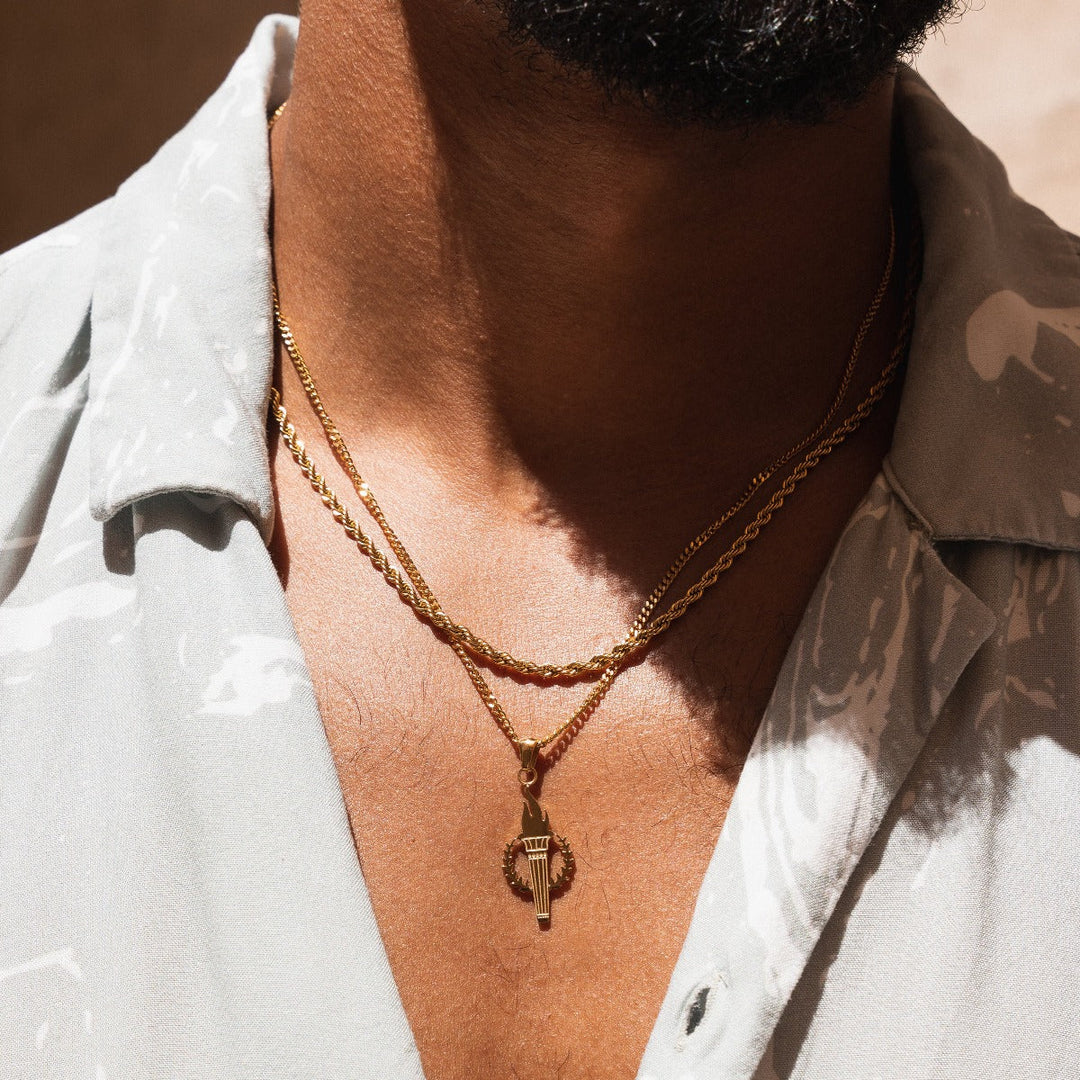 Goldene Kette mit Flammenanhänger