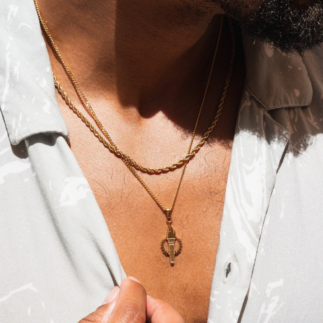 Goldene Kette mit Flammenanhänger