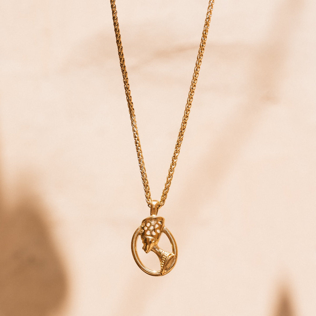 Goldene Halskette mit Pharaonen-Anhänger