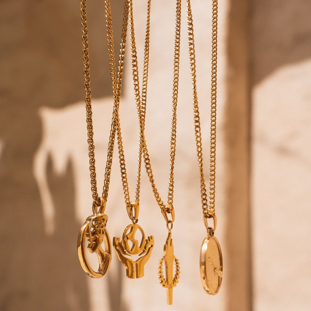 Goldene Kette mit Flammenanhänger