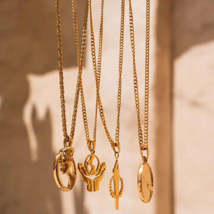 Goldene Kette mit Flammenanhänger