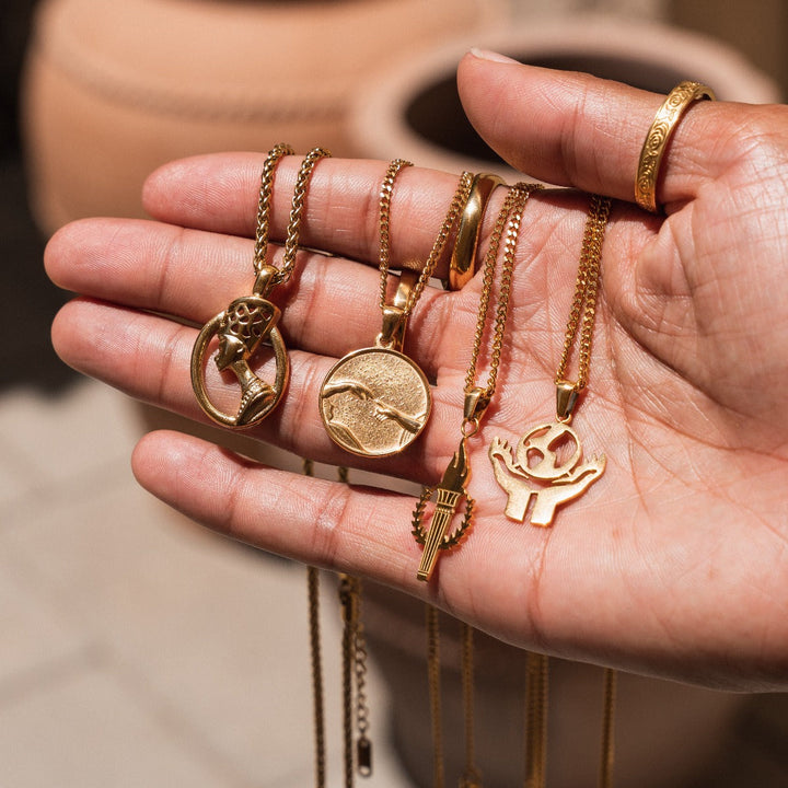 Goldene Kette mit Flammenanhänger